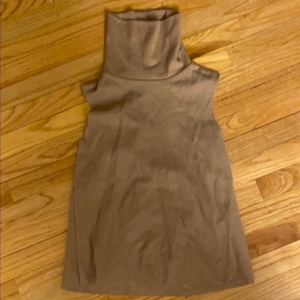 Sleeveless turtleneck